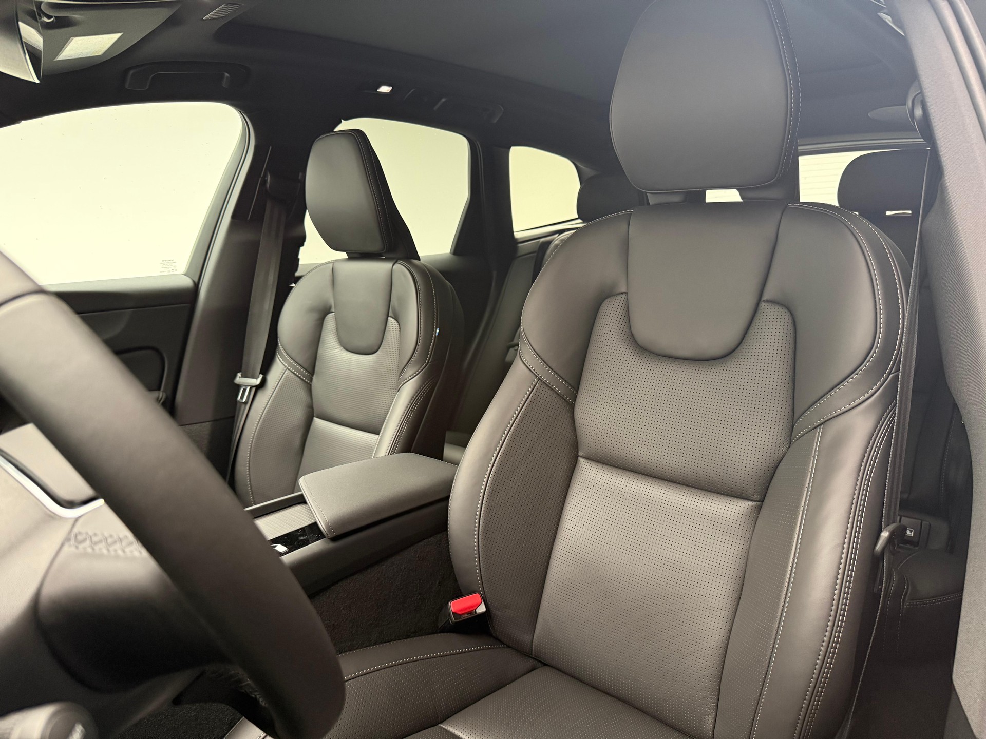 VOLVO XC60 2.0 B5 MH Black Edition AWD-image-8