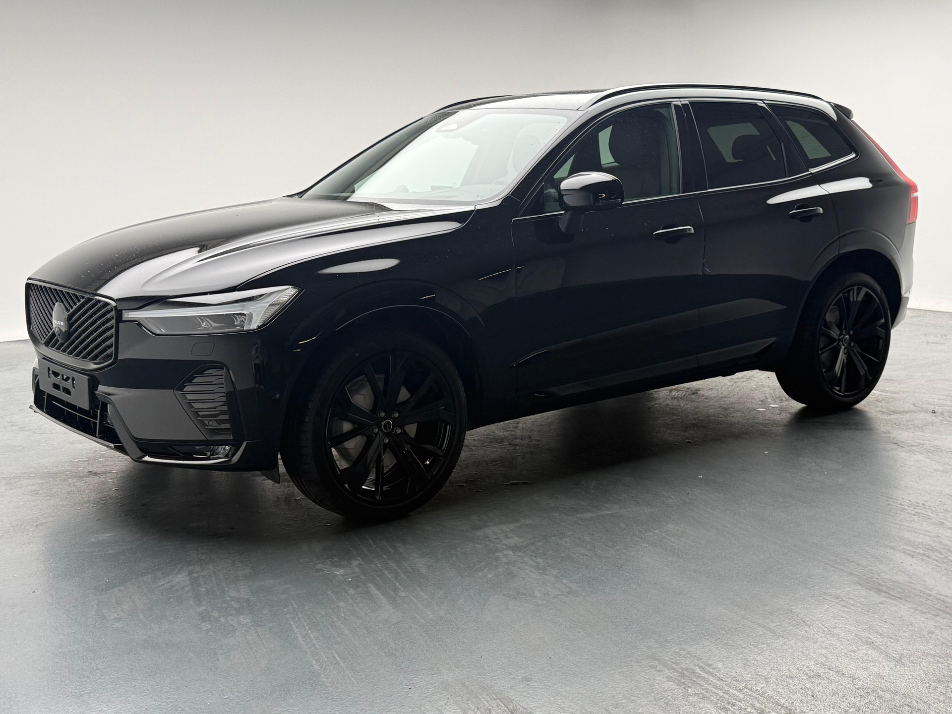 VOLVO XC60 2.0 B5 MH Black Edition AWD-showroom-element-1