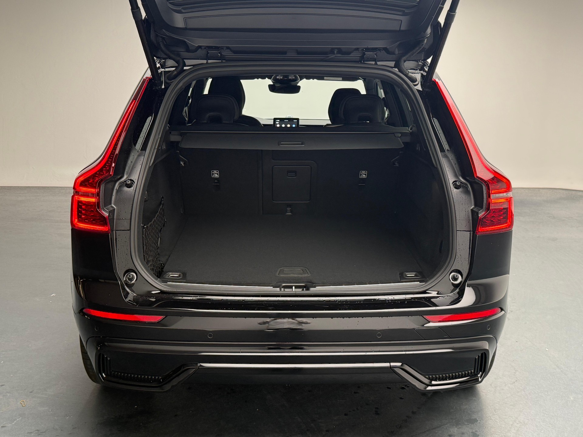 VOLVO XC60 2.0 B5 MH Black Edition AWD-image-4