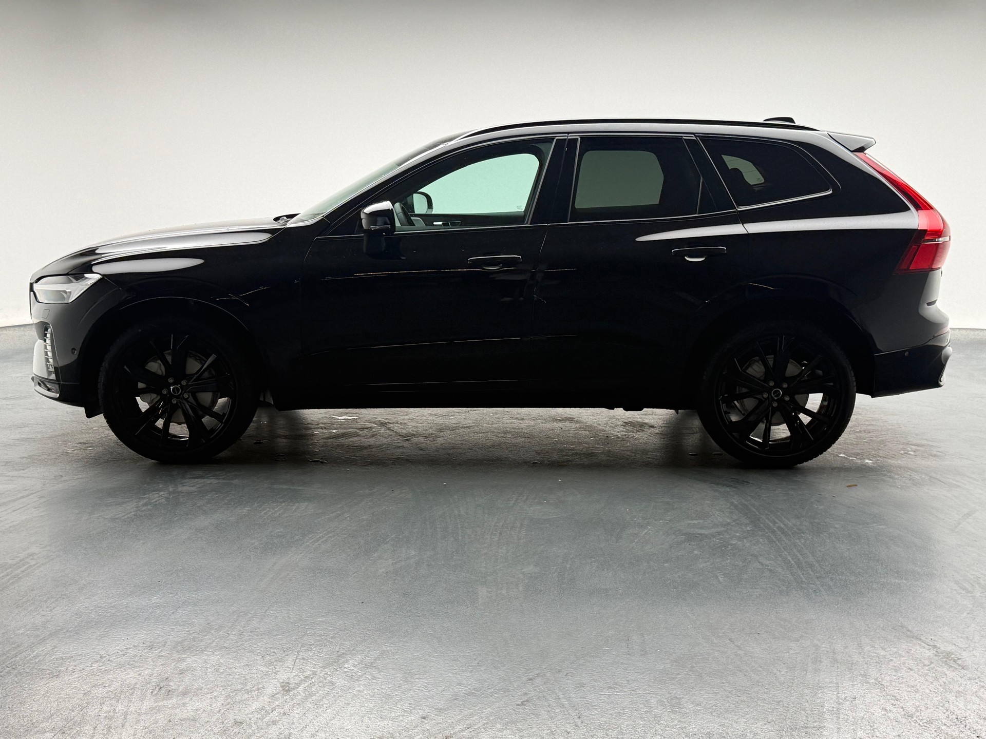 VOLVO XC60 2.0 B5 MH Black Edition AWD-showroom-element-2