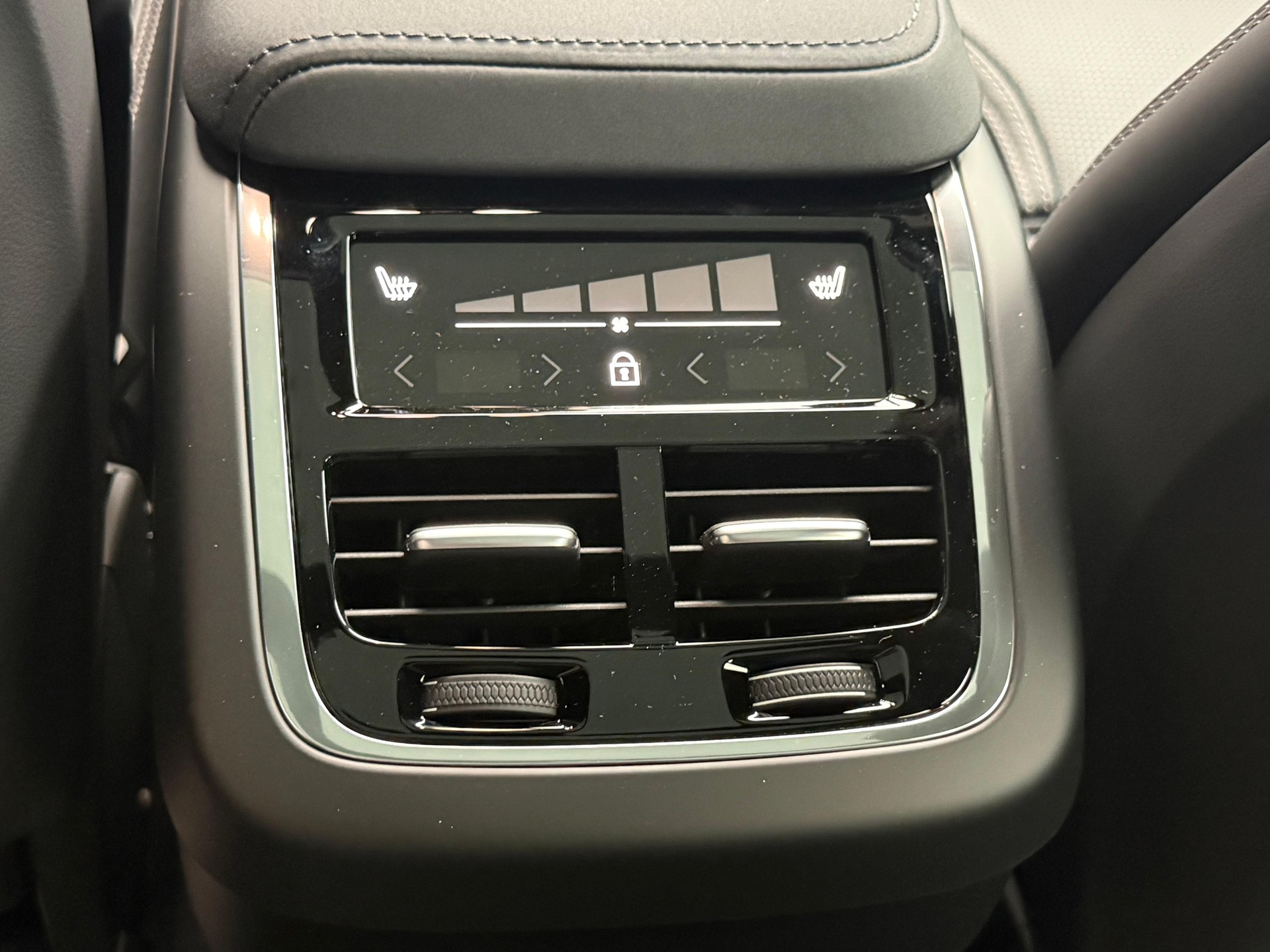 VOLVO XC60 2.0 B5 MH Black Edition AWD-image-15