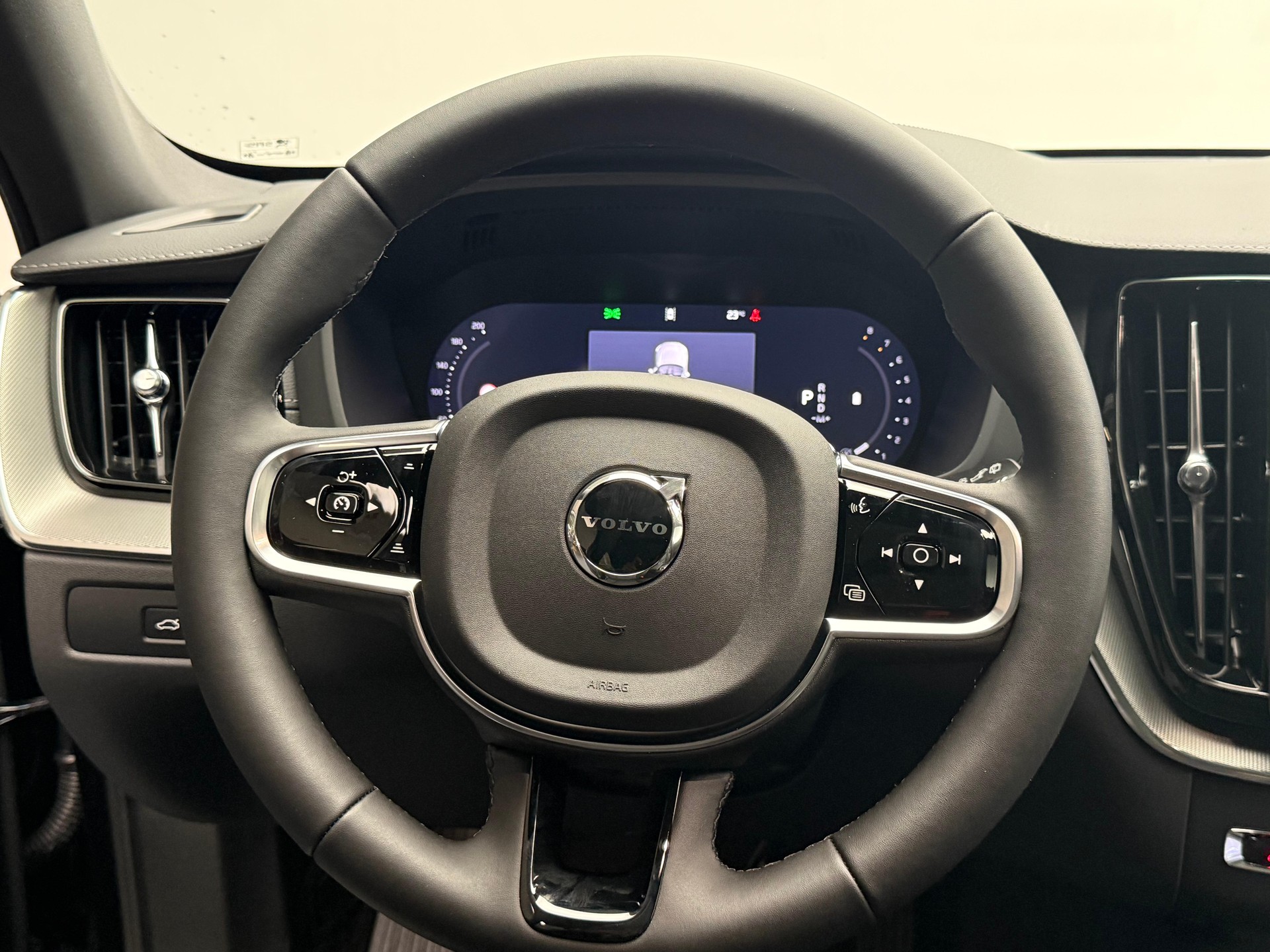 VOLVO XC60 2.0 B5 MH Black Edition AWD-image-13