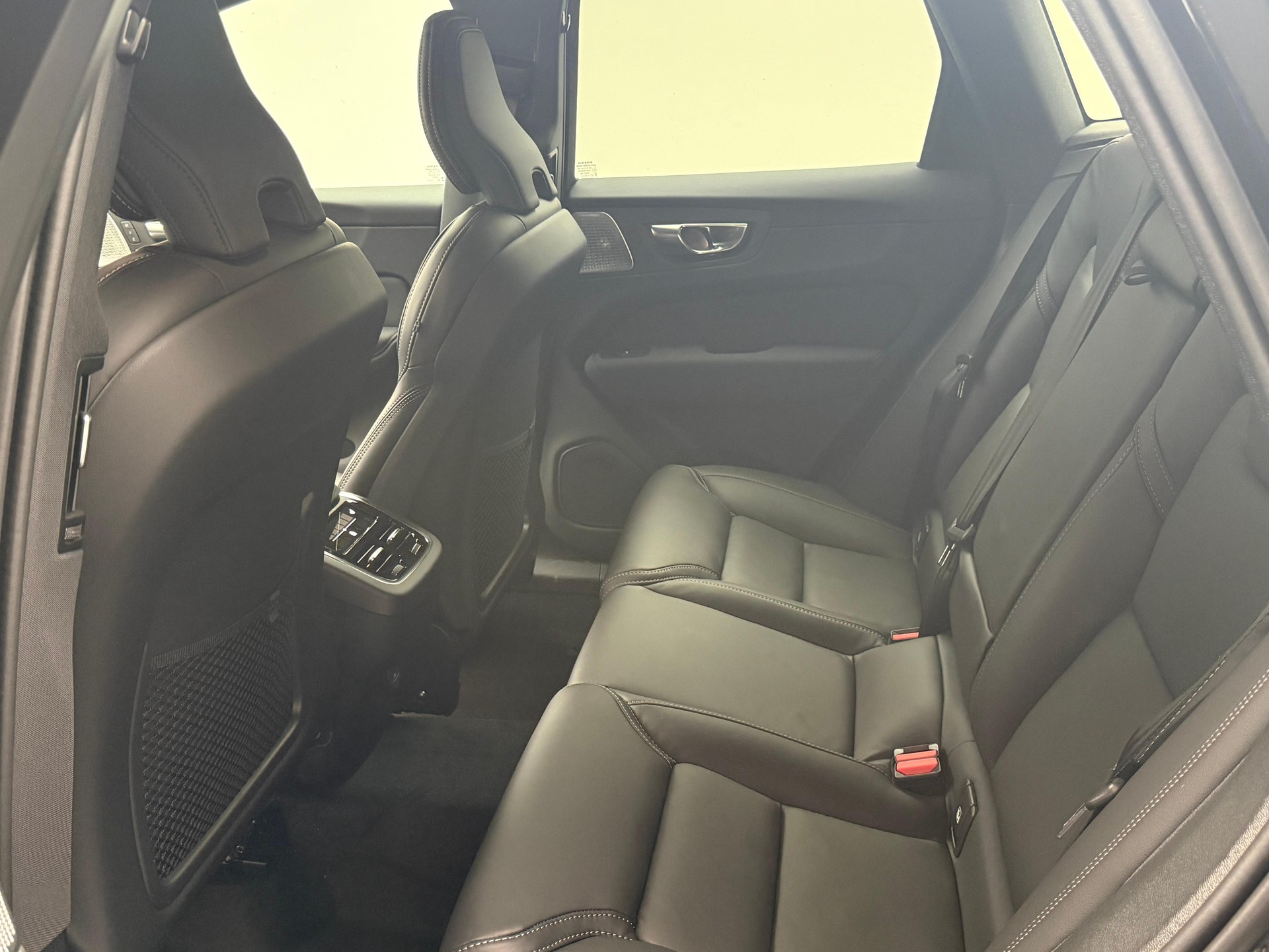 VOLVO XC60 2.0 B5 MH Black Edition AWD-image-11