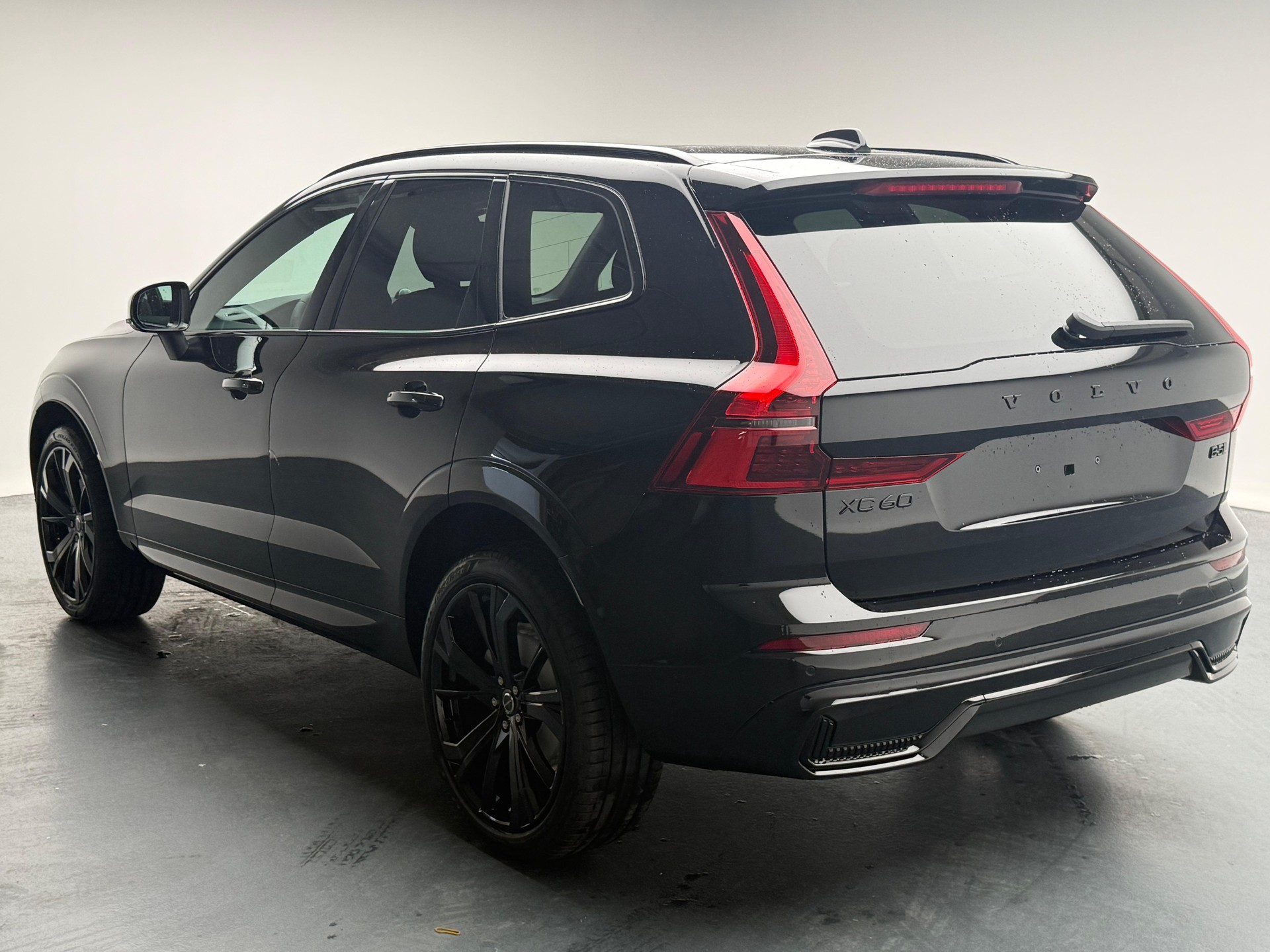 VOLVO XC60 2.0 B5 MH Black Edition AWD-showroom-element-3