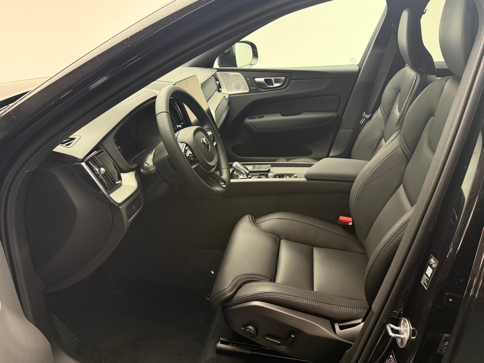 VOLVO XC60 2.0 B5 MH Black Edition AWD-image-6
