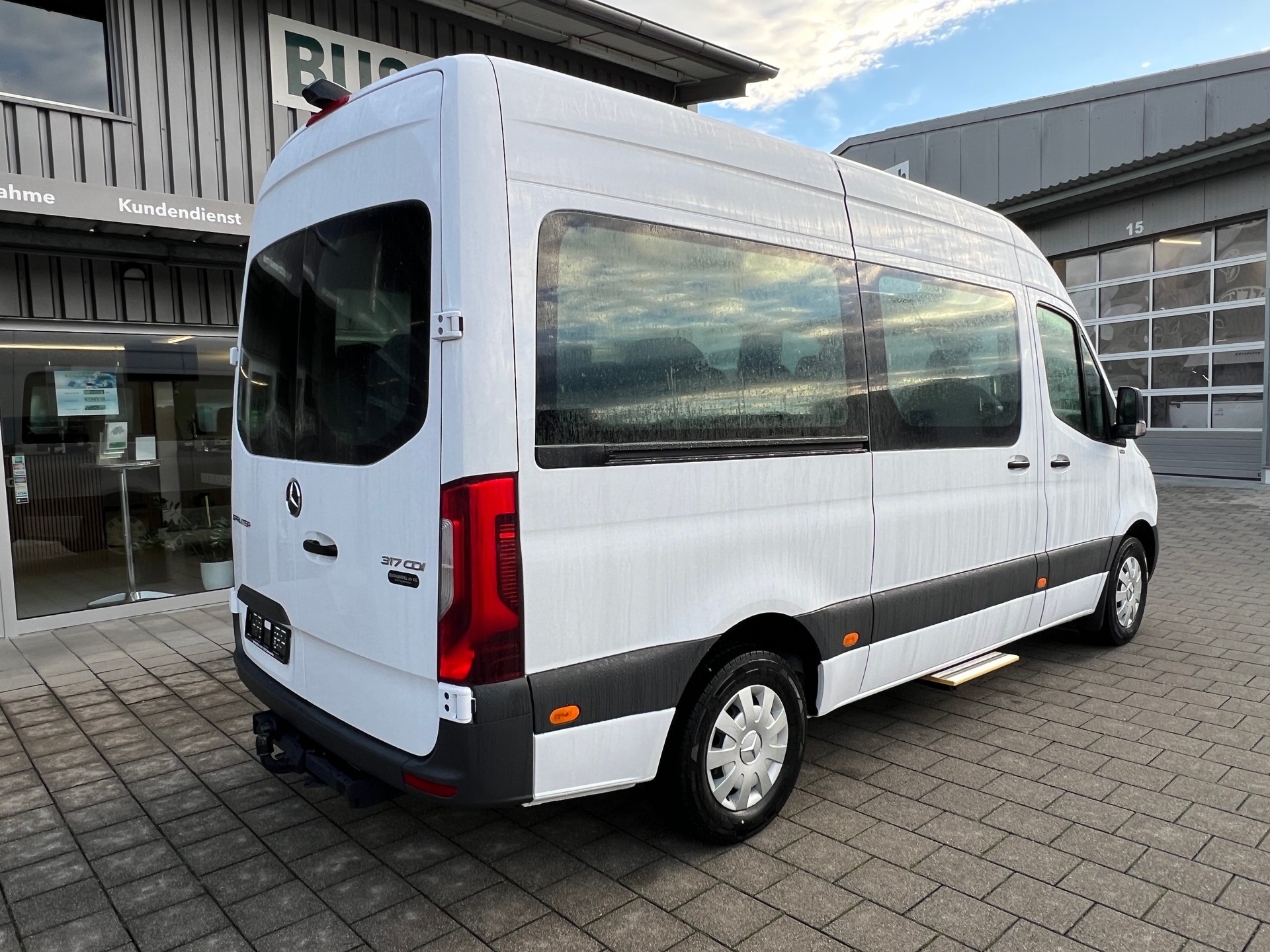 MERCEDES-BENZ Kleinbus mit 13 Plätzen-image-2