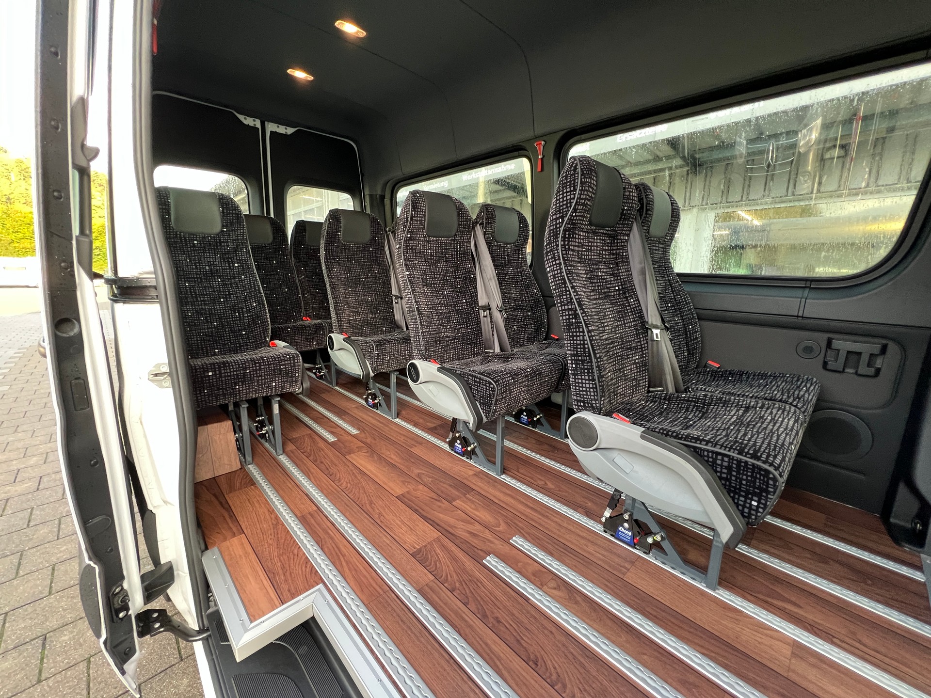 MERCEDES-BENZ Kleinbus mit 13 Plätzen-image-3