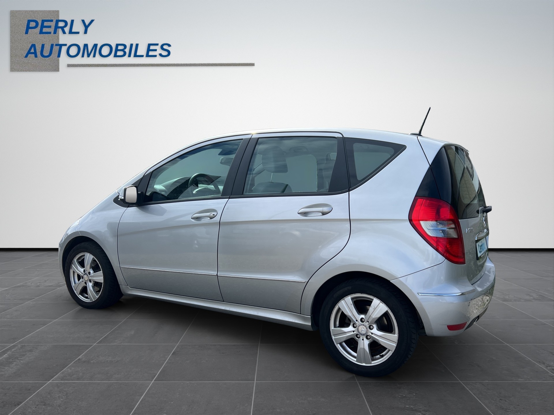 MERCEDES-BENZ A 180 Avantgarde-image-3