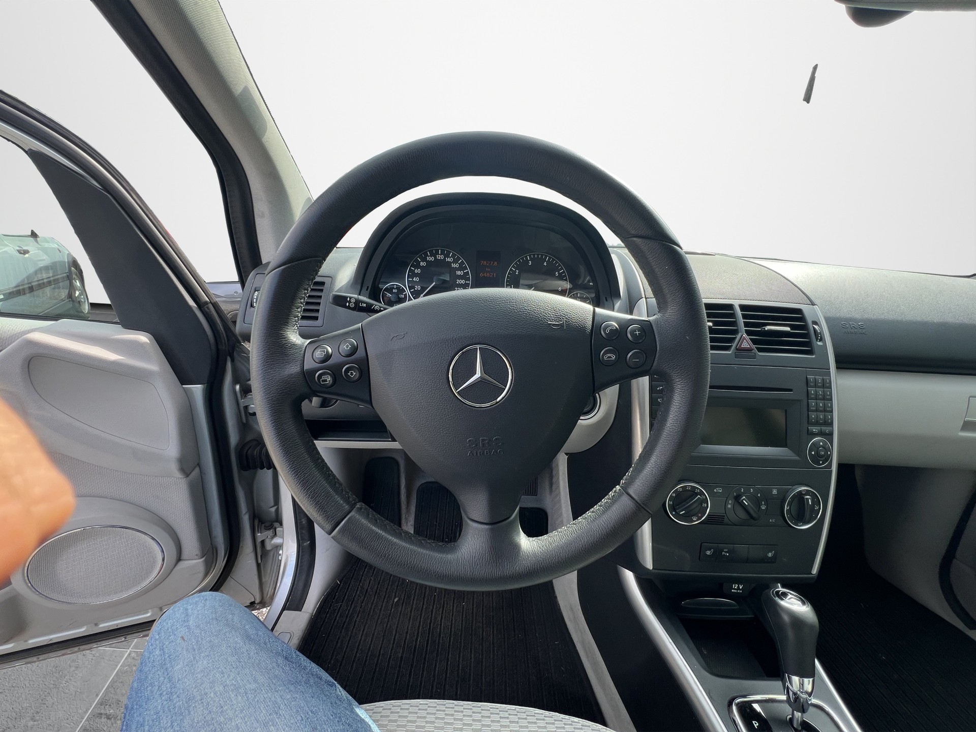 MERCEDES-BENZ A 180 Avantgarde-image-9