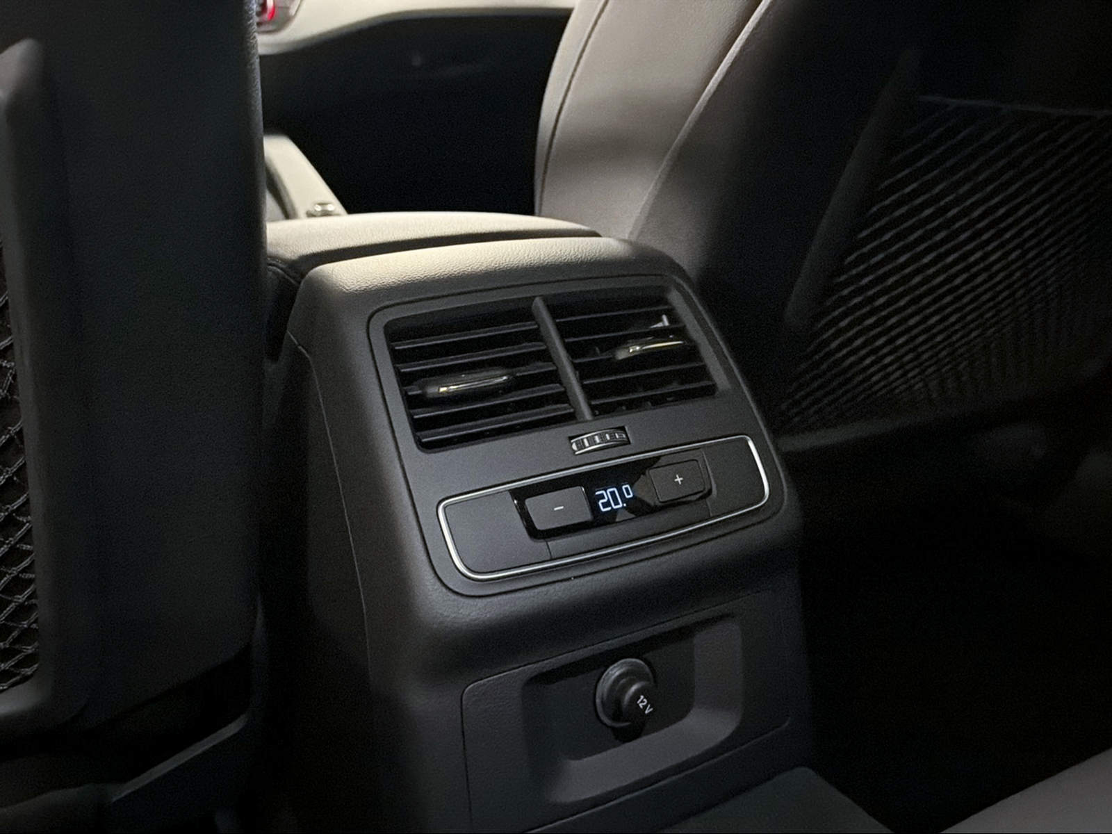 AUDI A4 Avant 2.0 40 TDI quattro S-Tronic-image-18