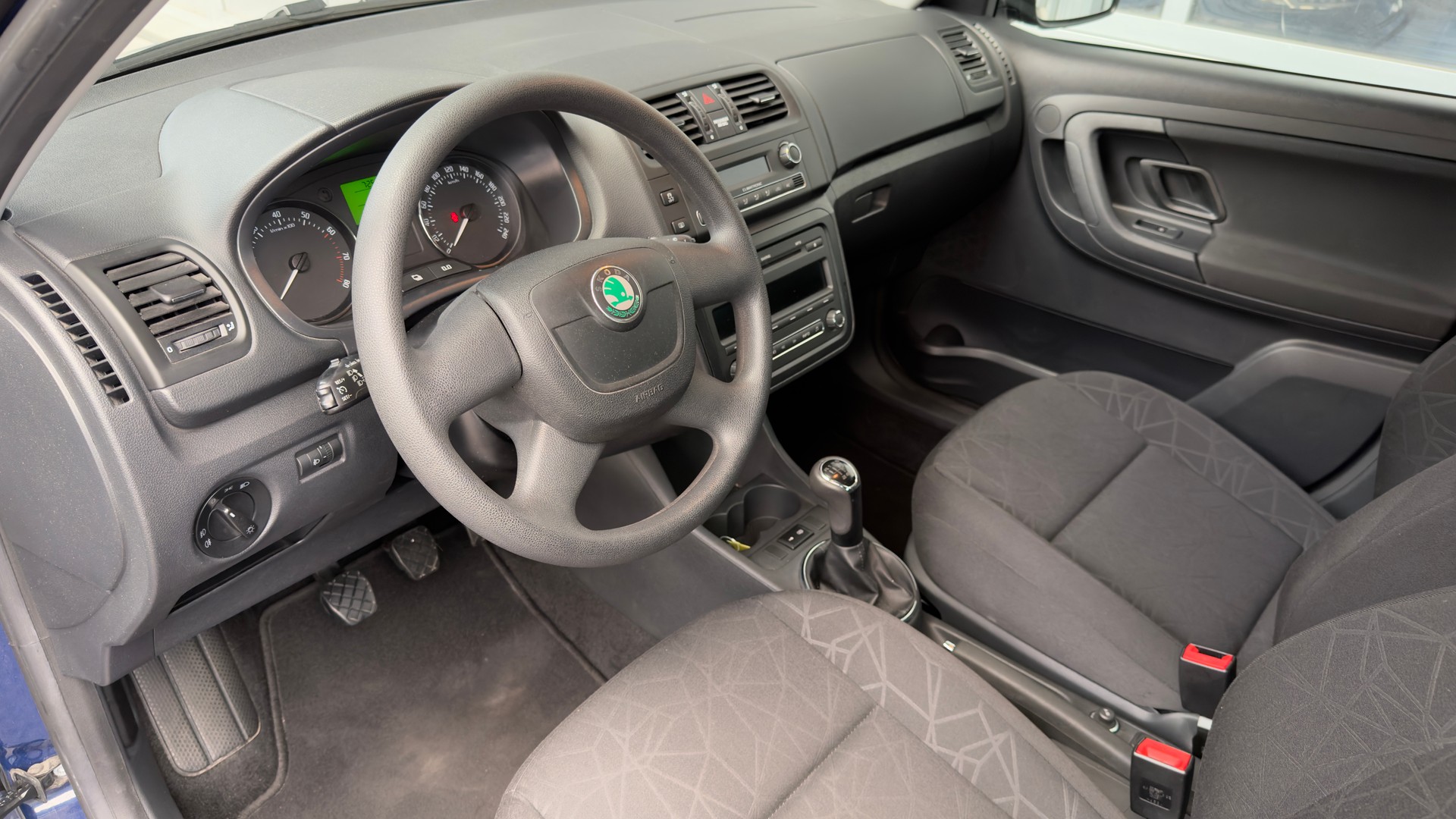 SKODA Fabia 1.2 TSI Ambiente-image-9