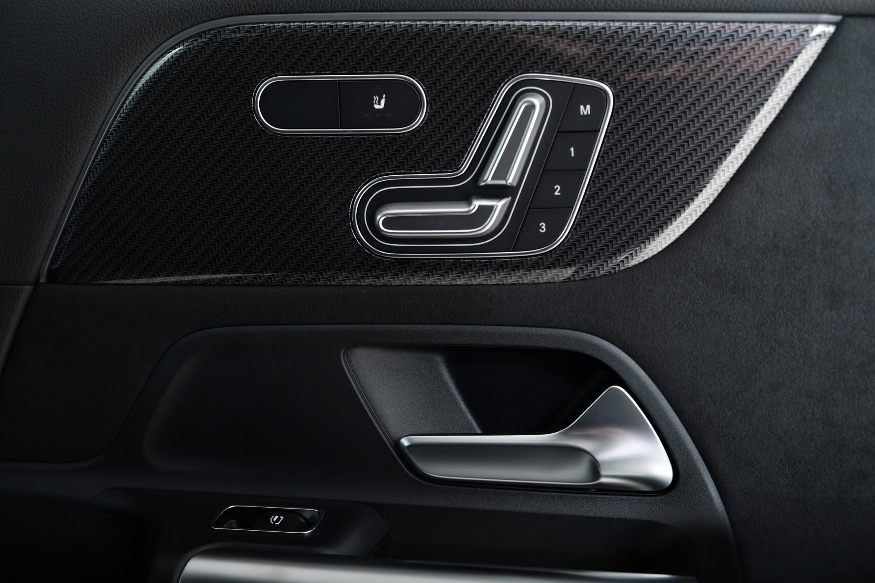 MERCEDES-BENZ GLA 250 Swiss Star AMG Line 4matic H247-image-10
