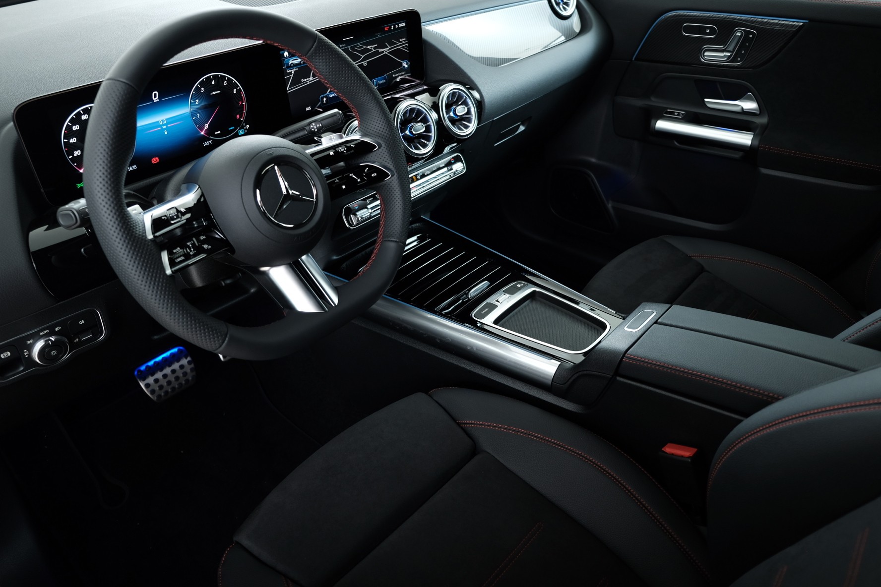 MERCEDES-BENZ GLA 250 Swiss Star AMG Line 4matic H247-image-6
