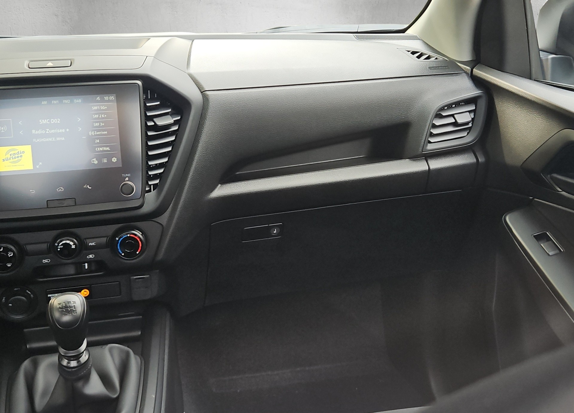 ISUZU Single B-Strong 2.2 DMS M/T 4x4-image-13