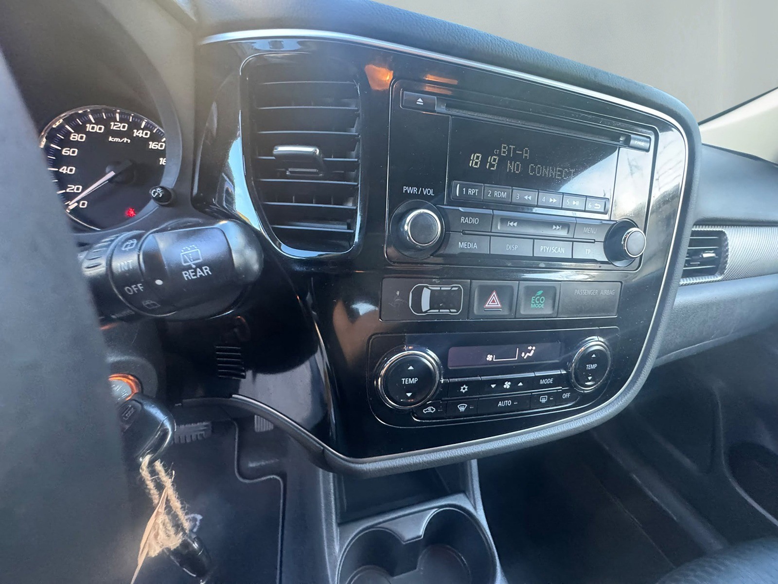 MITSUBISHI Outlander 2.2 DID Intense 4WD Automatic-image-6