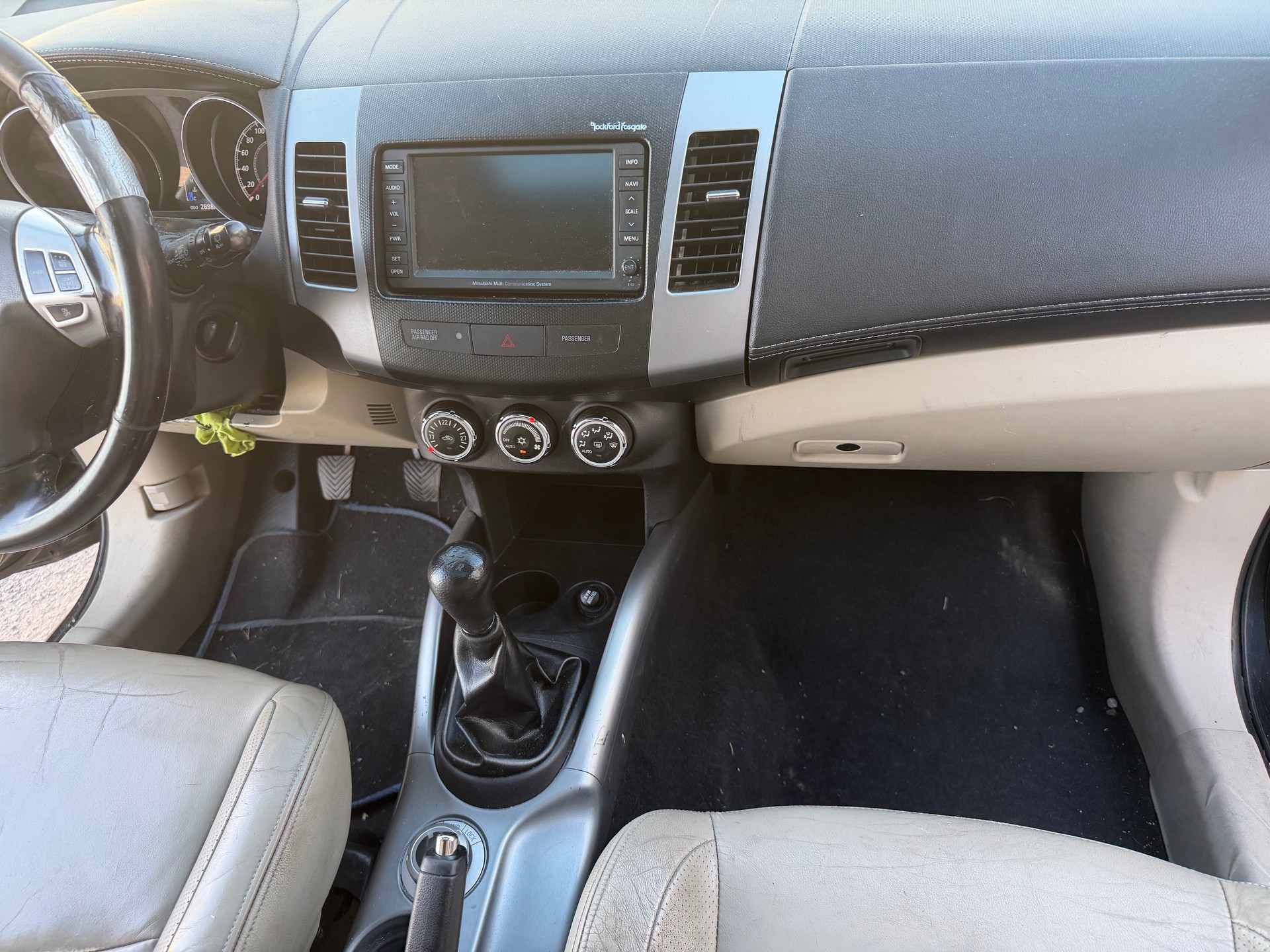 MITSUBISHI Outlander 2.4 Instyle 4WD CVT-image-10