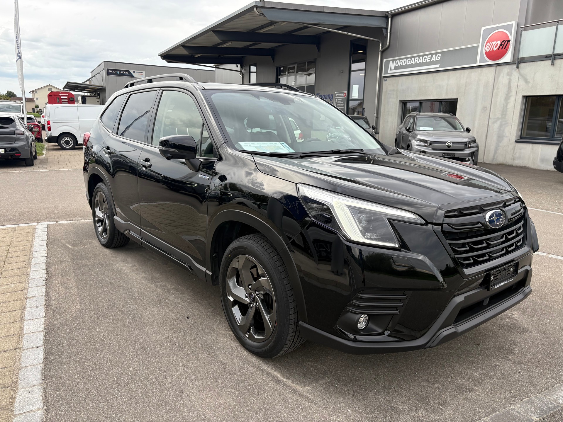 SUBARU Forester Station 2.0i e-Boxer Black Edition-image-1