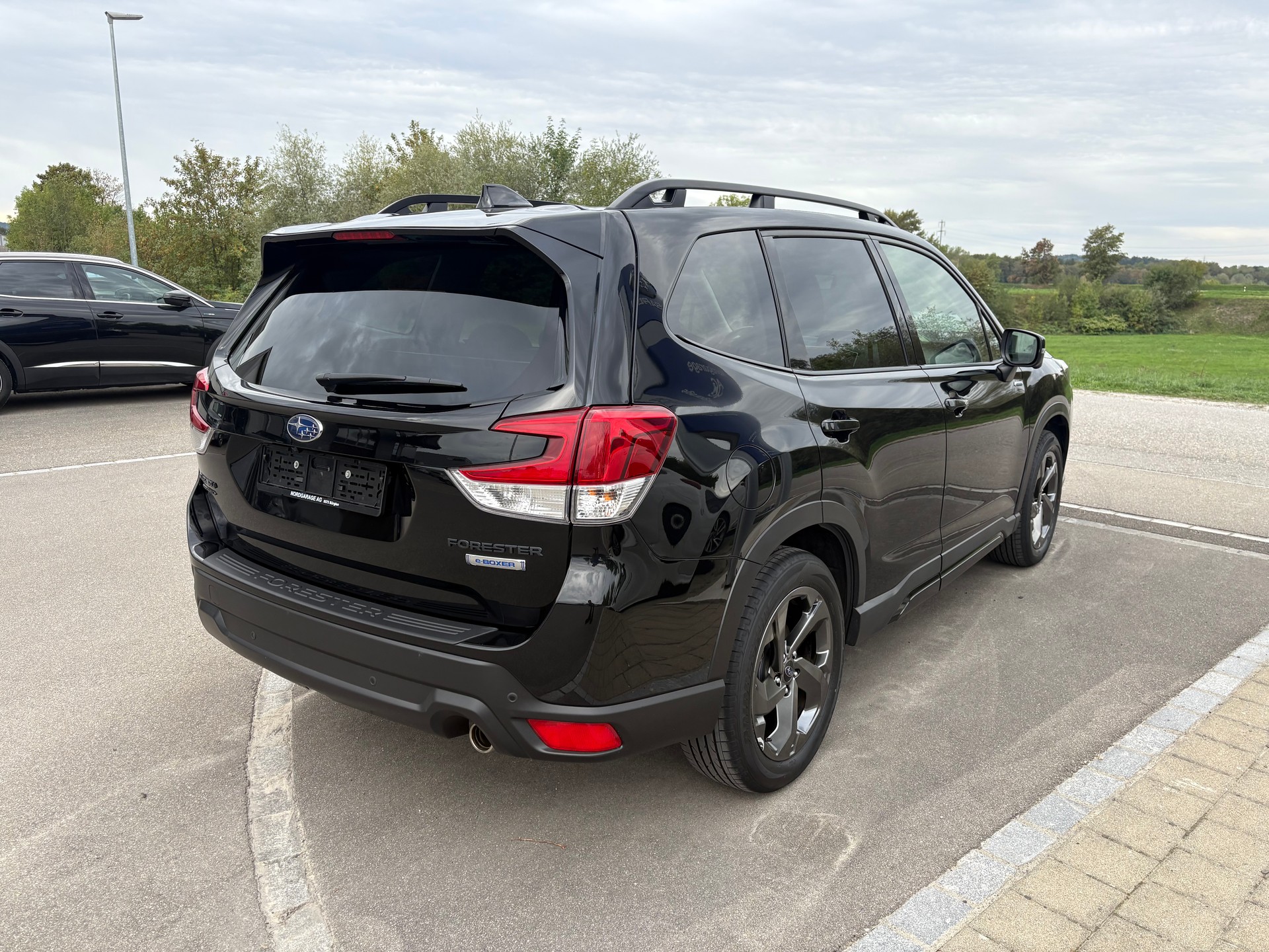 SUBARU Forester Station 2.0i e-Boxer Black Edition-image-2