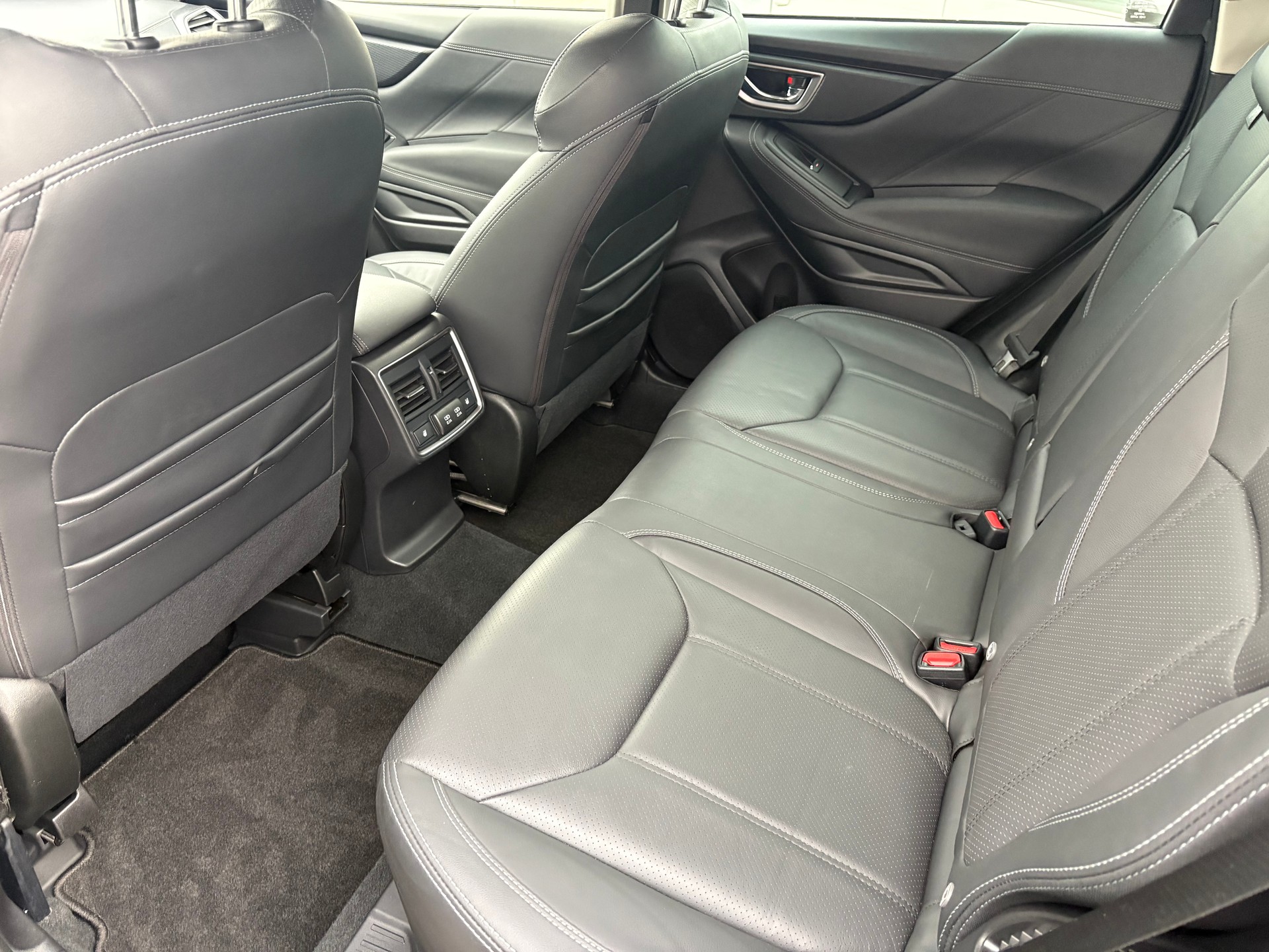 SUBARU Forester Station 2.0i e-Boxer Black Edition-image-5