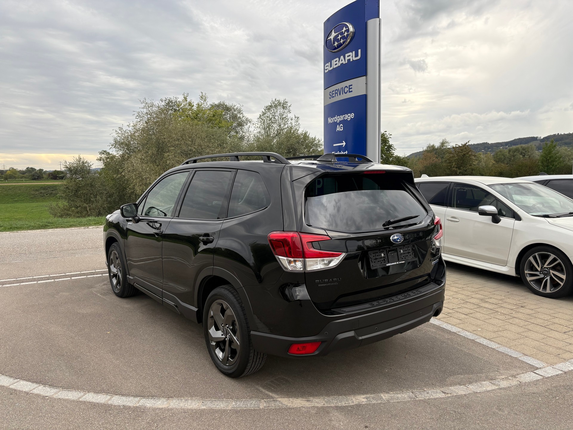SUBARU Forester Station 2.0i e-Boxer Black Edition-image-3