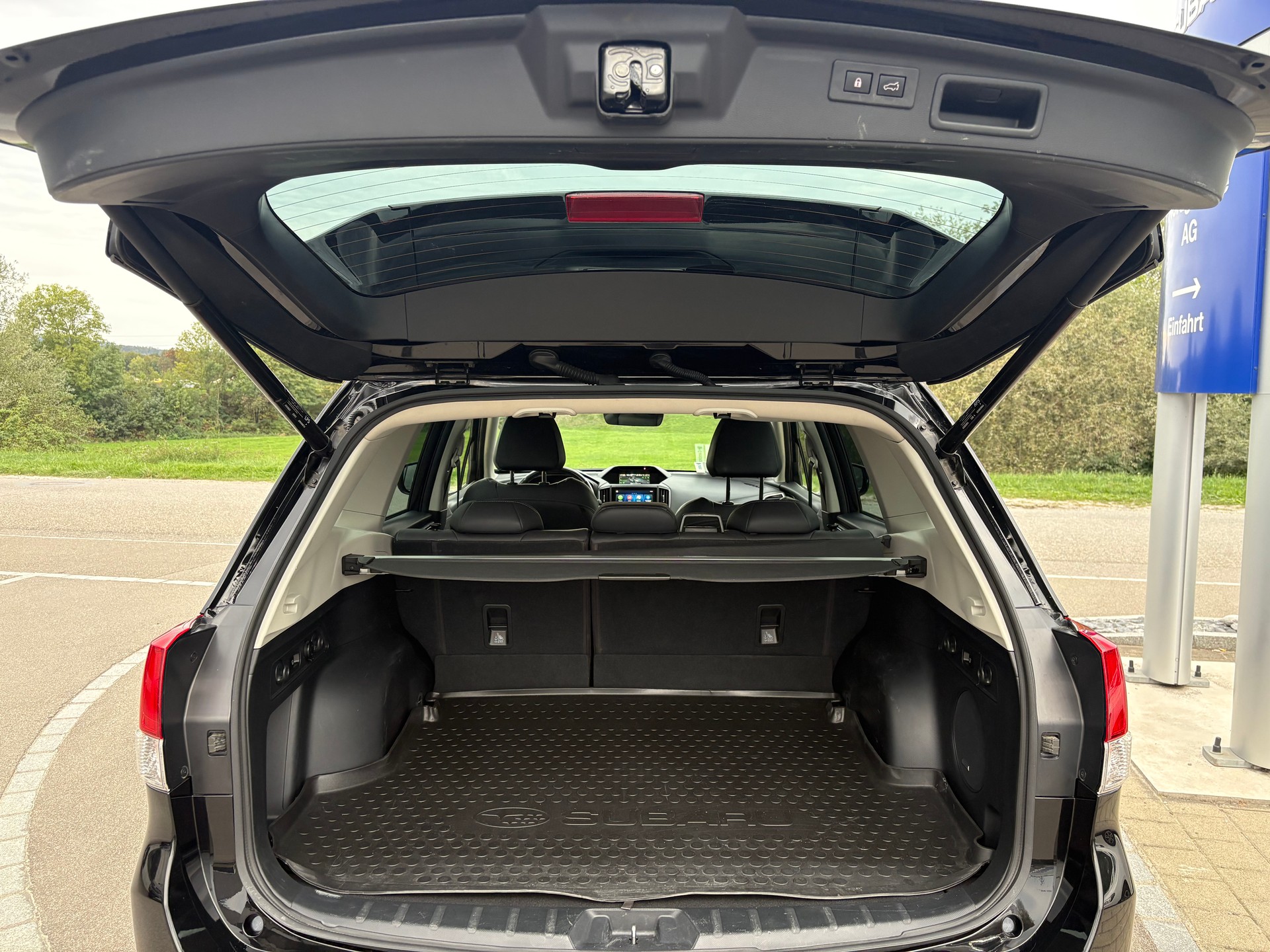 SUBARU Forester Station 2.0i e-Boxer Black Edition-image-4