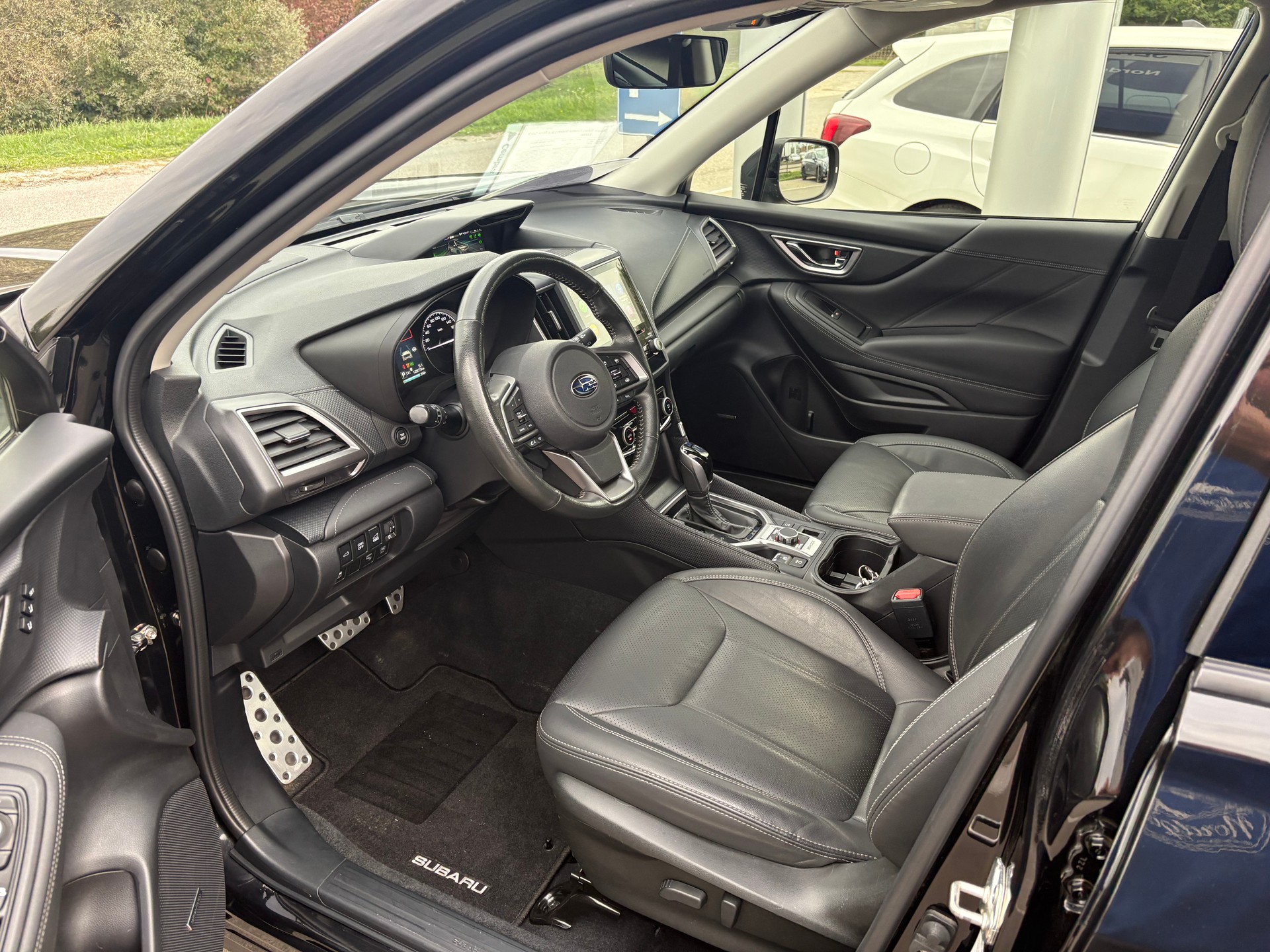 SUBARU Forester Station 2.0i e-Boxer Black Edition-image-8