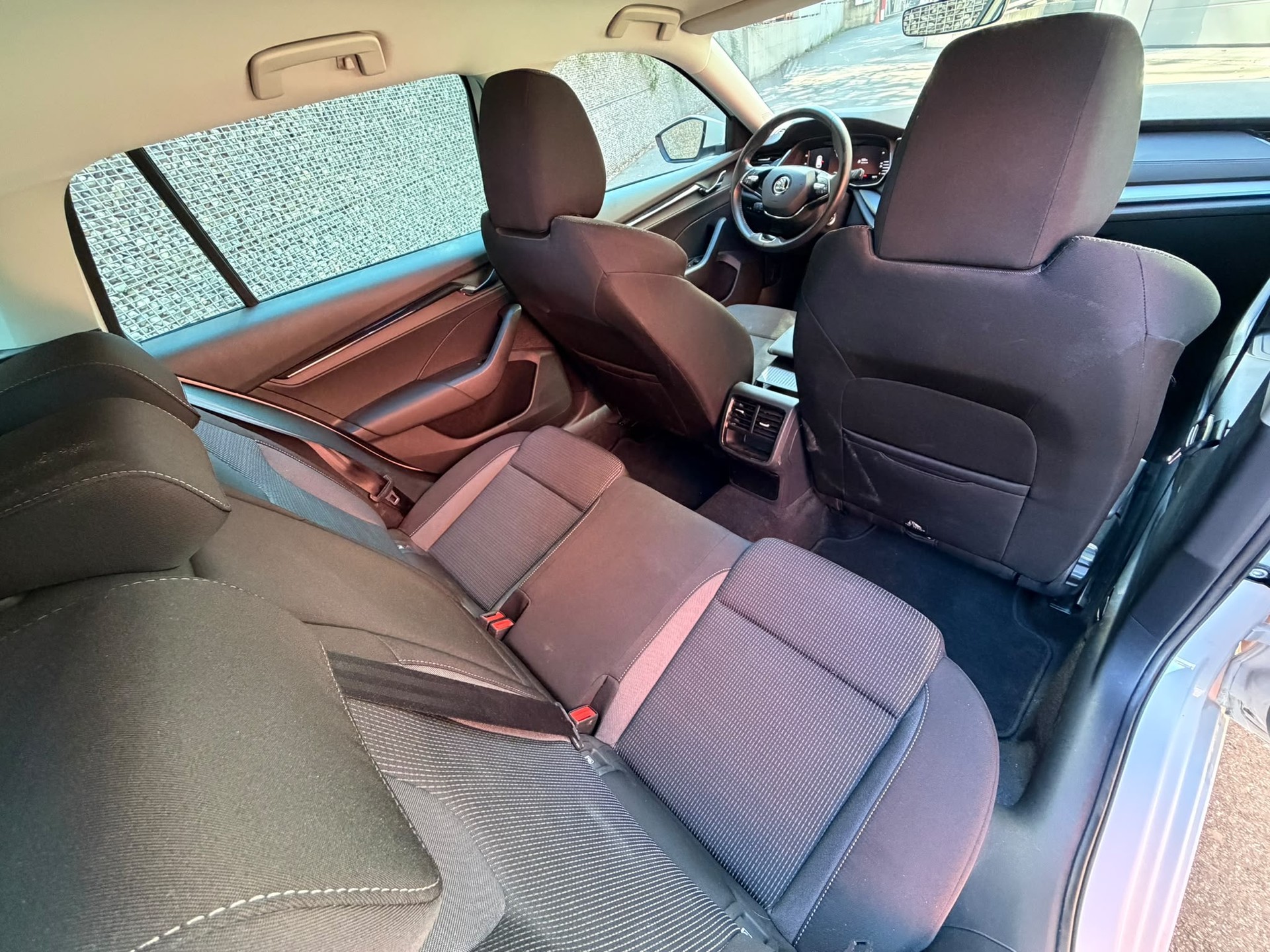 SKODA Octavia Combi 2.0 TDI DSG Style-image-11