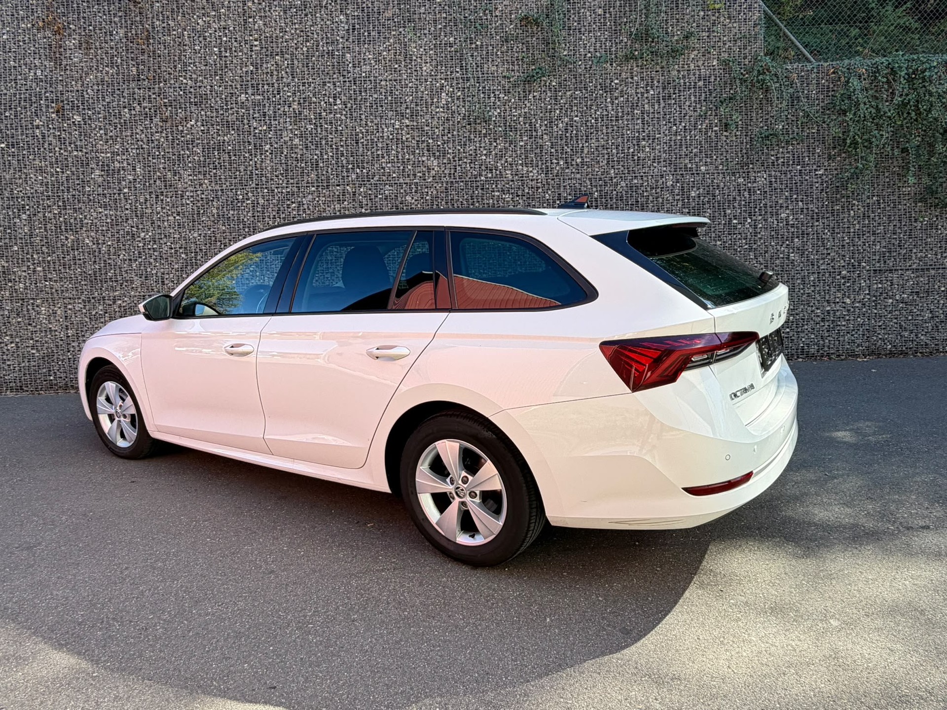 SKODA Octavia Combi 2.0 TDI DSG Style-image-4