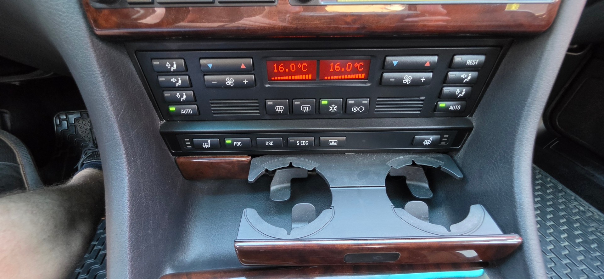 BMW 735i-image-25