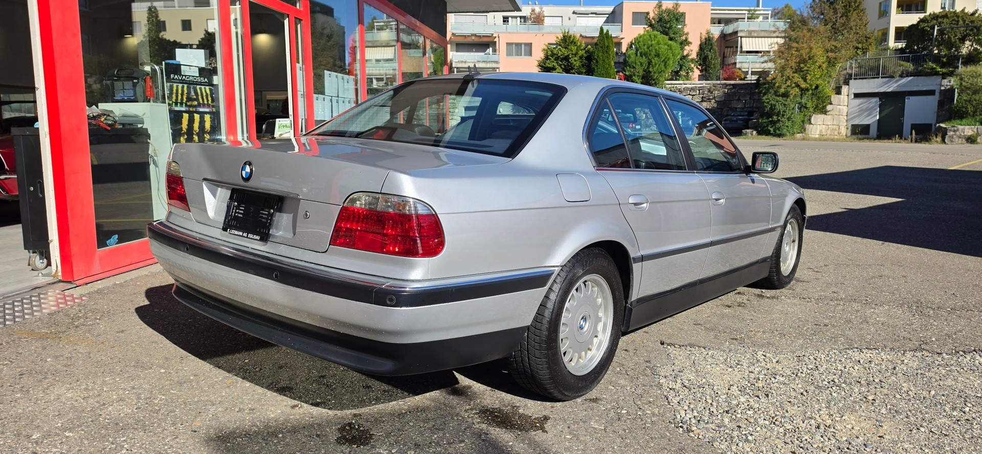 BMW 735i-image-2