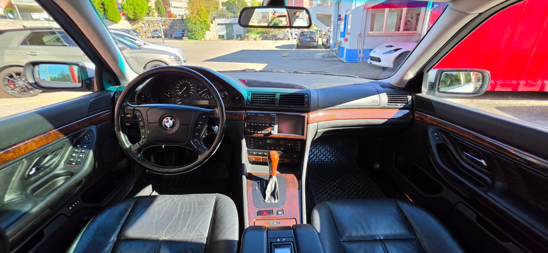 BMW 735i-image-13