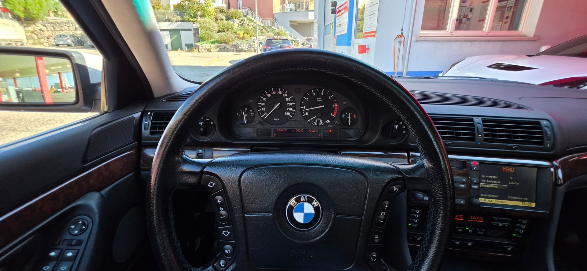 BMW 735i-image-21