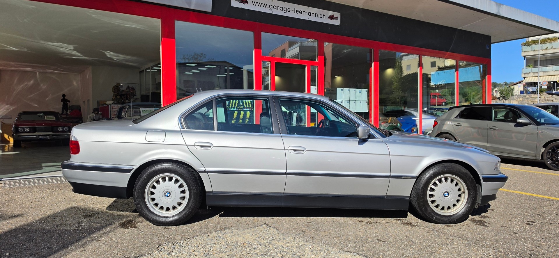 BMW 735i-image-1