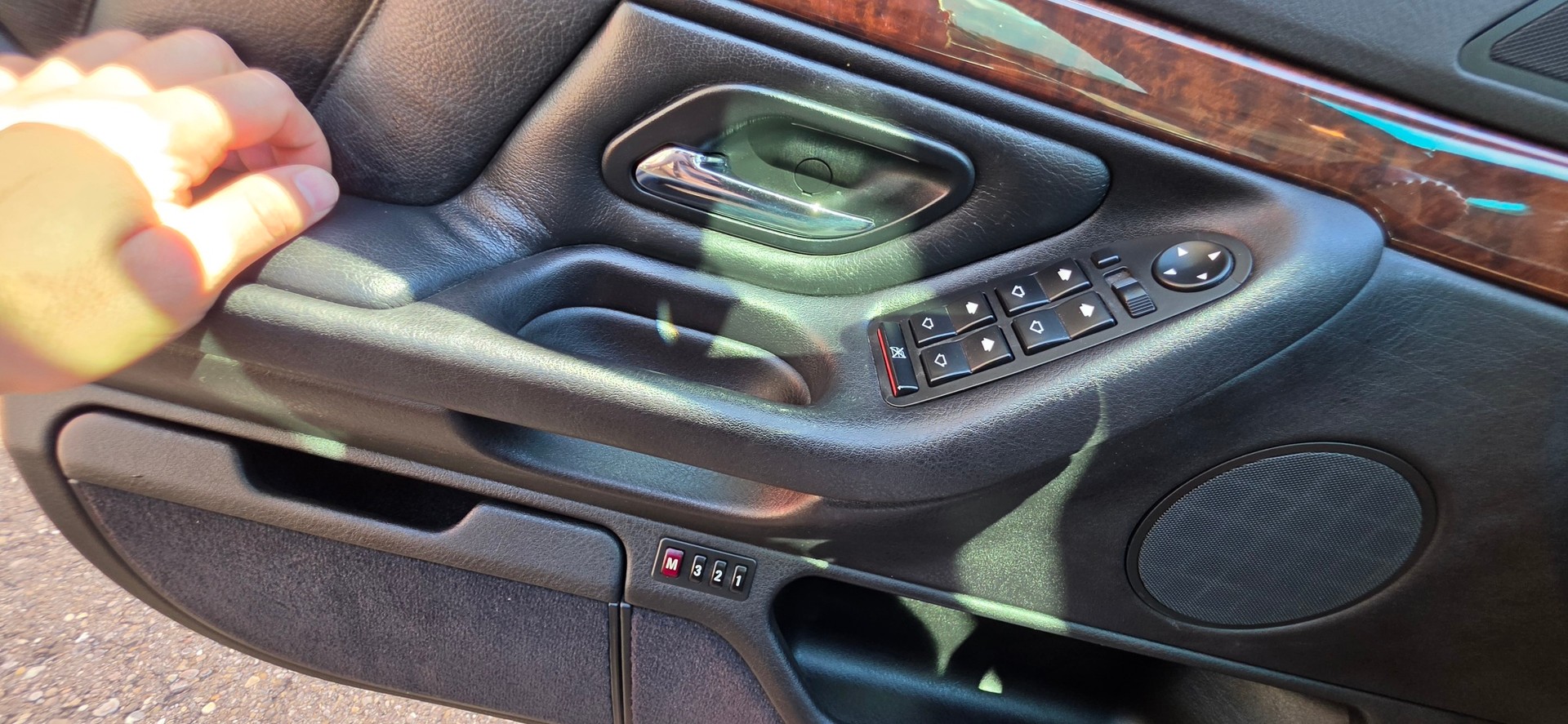 BMW 735i-image-18