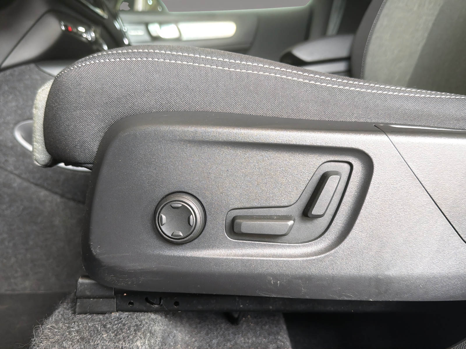 VOLVO XC40 2.0 B3 MH Plus Dark-image-16