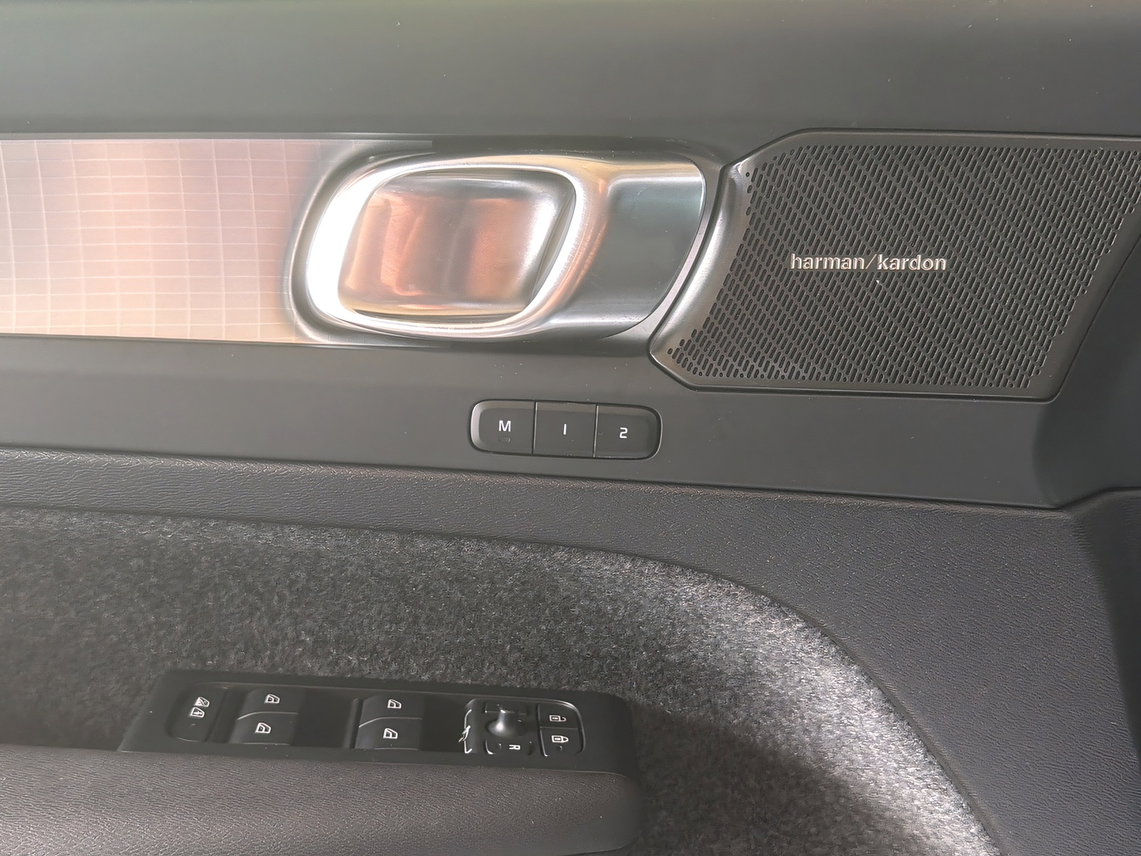 VOLVO XC40 2.0 B3 MH Plus Dark-image-17