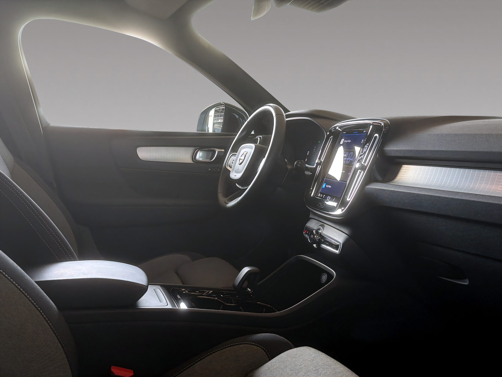 VOLVO XC40 2.0 B3 MH Plus Dark-image-10