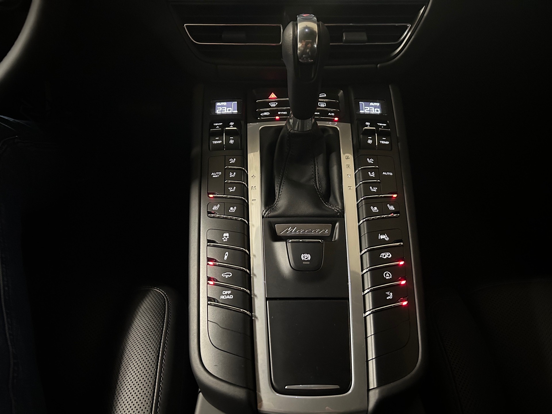 PORSCHE Macan Turbo PDK -Standheizung-Panoramaschiebedach-Sportchrono-Burmester Sound--image-9