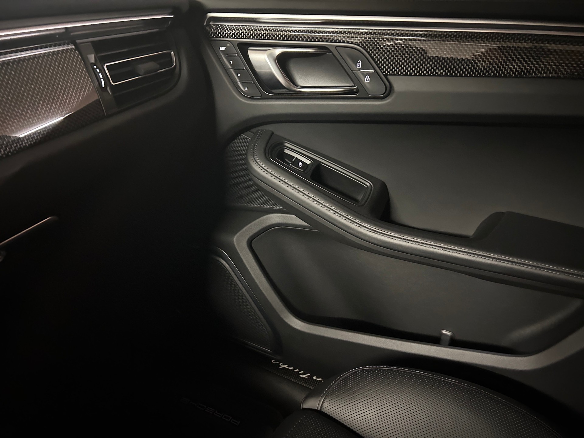 PORSCHE Macan Turbo PDK -Standheizung-Panoramaschiebedach-Sportchrono-Burmester Sound--image-23