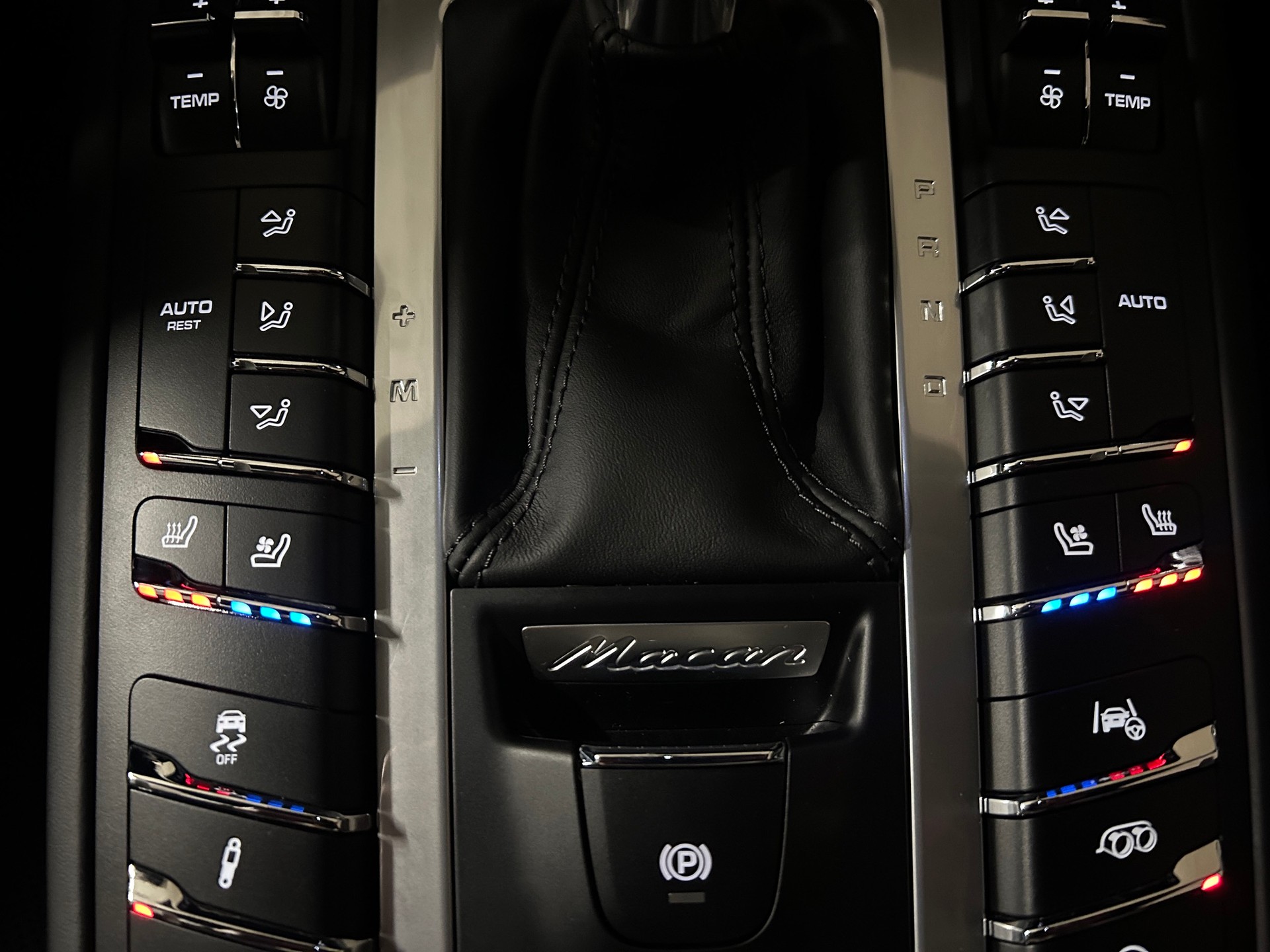PORSCHE Macan Turbo PDK -Standheizung-Panoramaschiebedach-Sportchrono-Burmester Sound--image-16