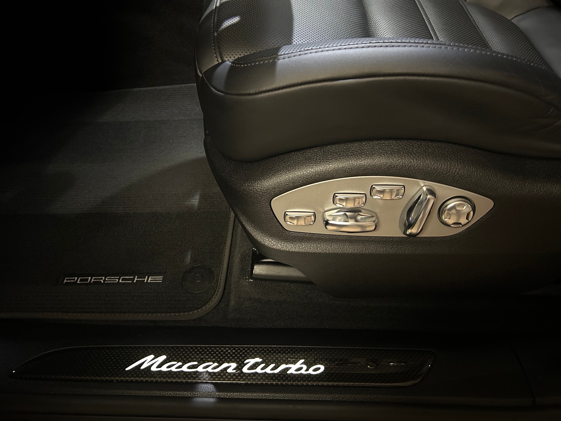 PORSCHE Macan Turbo PDK -Standheizung-Panoramaschiebedach-Sportchrono-Burmester Sound--image-11