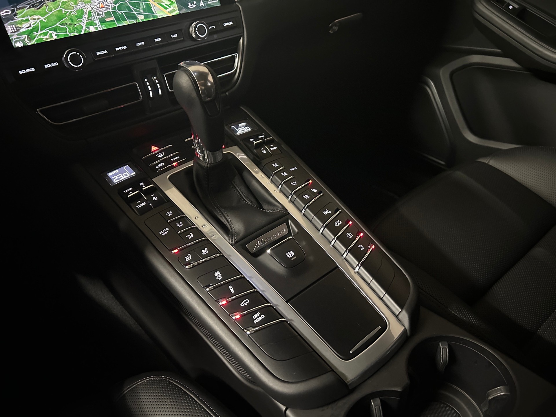 PORSCHE Macan Turbo PDK -Standheizung-Panoramaschiebedach-Sportchrono-Burmester Sound--image-8