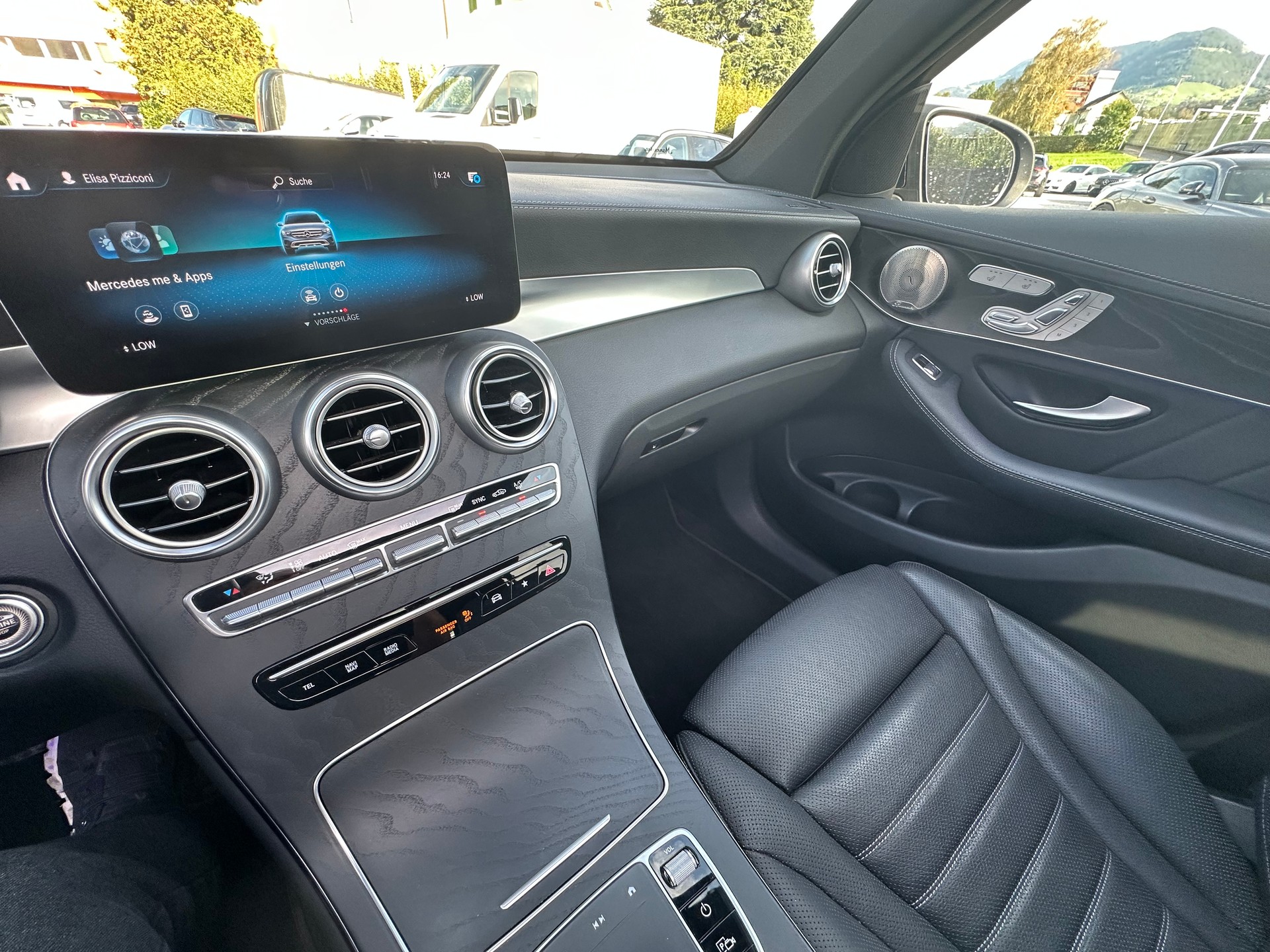 MERCEDES-BENZ GLC 300 AMG Line Plus 4Matic 9G-Tronic-image-15