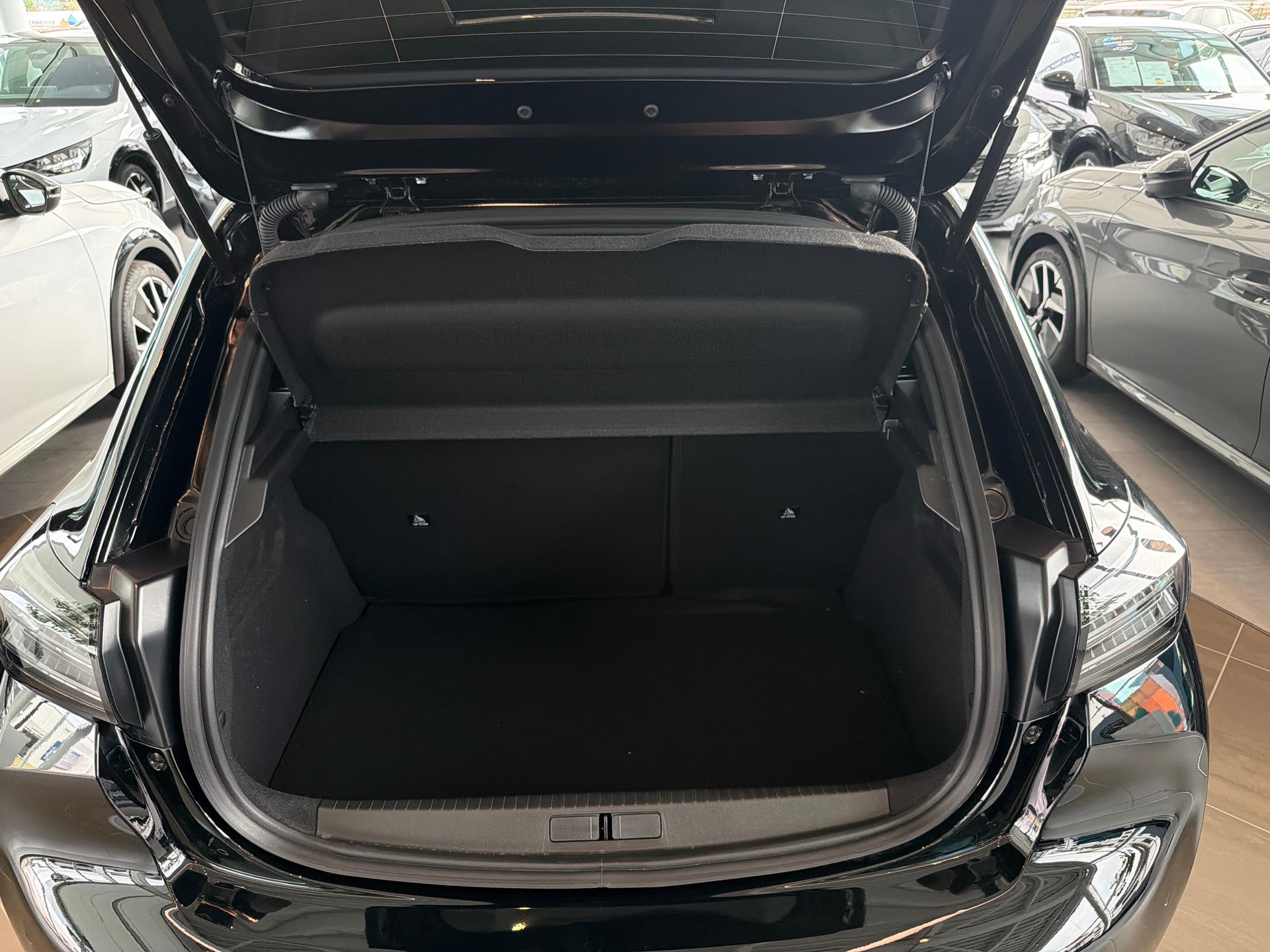 PEUGEOT 208 1.2 Hybrid 145 GT Exclusive-image-11