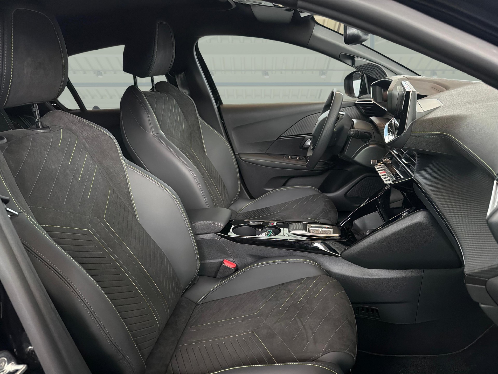 PEUGEOT 208 1.2 Hybrid 145 GT Exclusive-image-10
