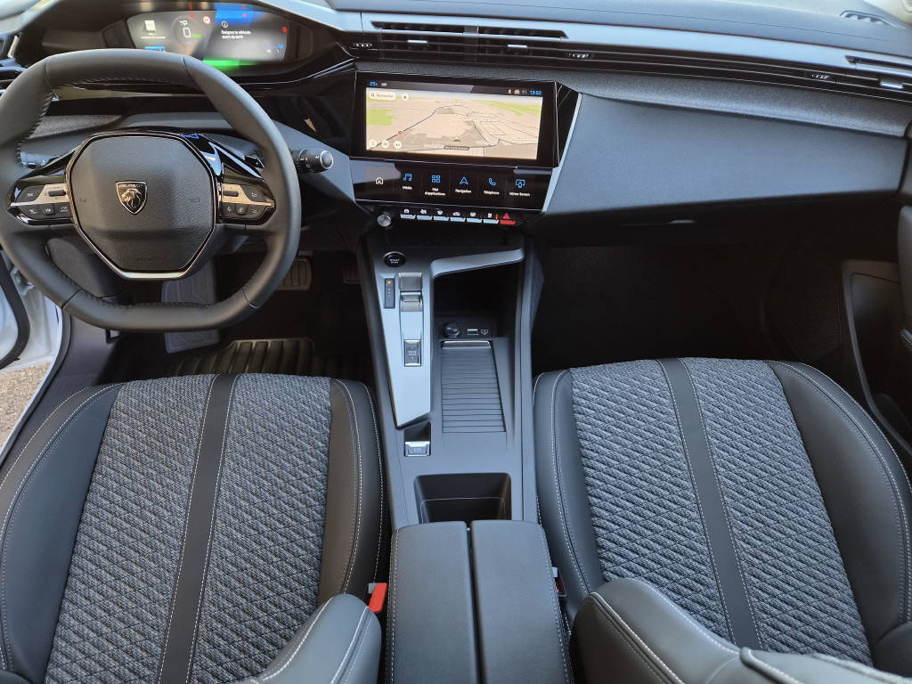 PEUGEOT 308 e-Allure 156cv-image-11