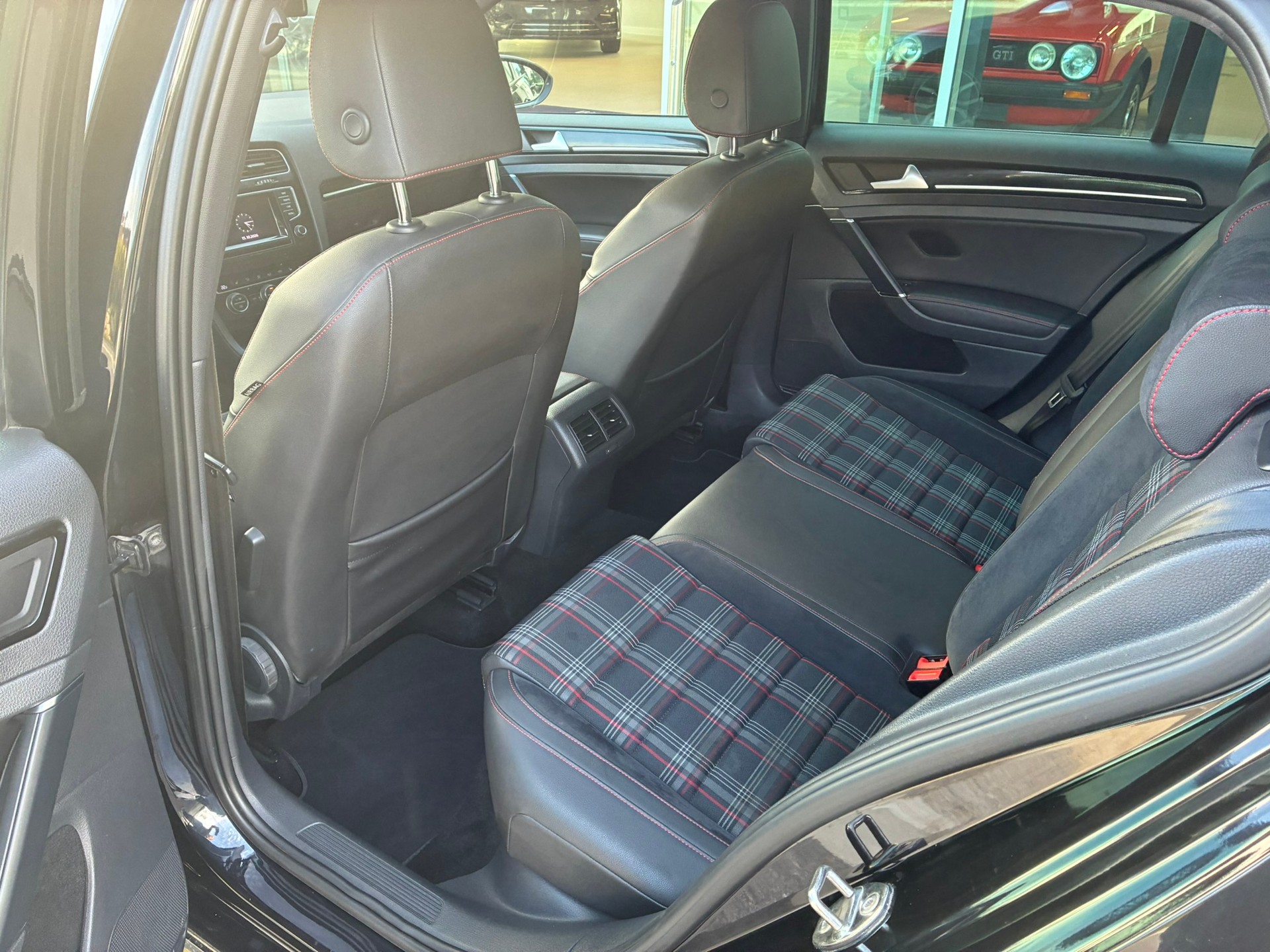 VW Golf 2.0 TSI GTI Performance DSG-showroom-element-3