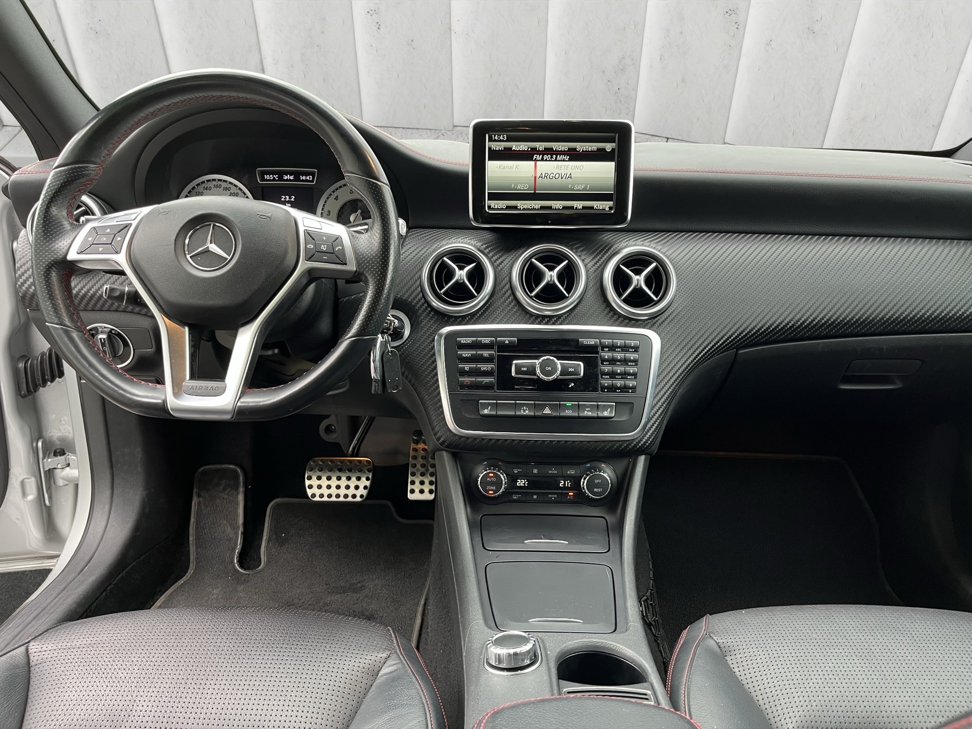 MERCEDES-BENZ A 250 AMG Line 7G-DCT-image-6