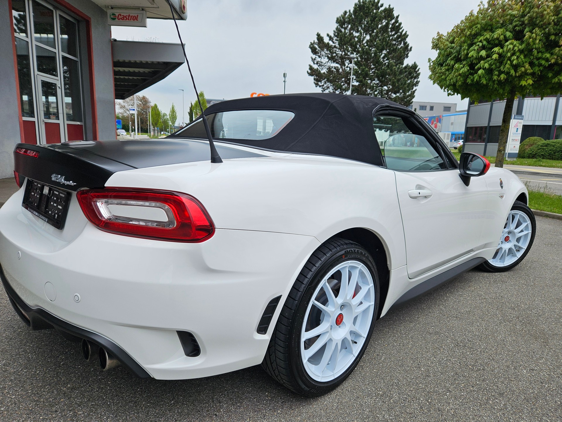 FIAT 124 Spider 1.4 TB Abarth Rally-image-4