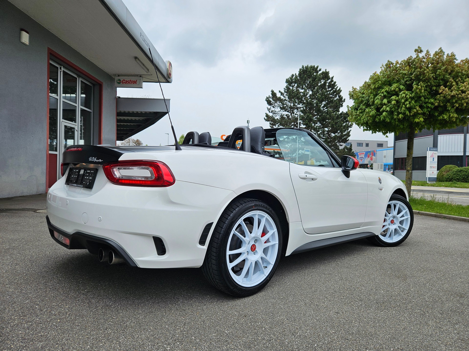 FIAT 124 Spider 1.4 TB Abarth Rally-image-3